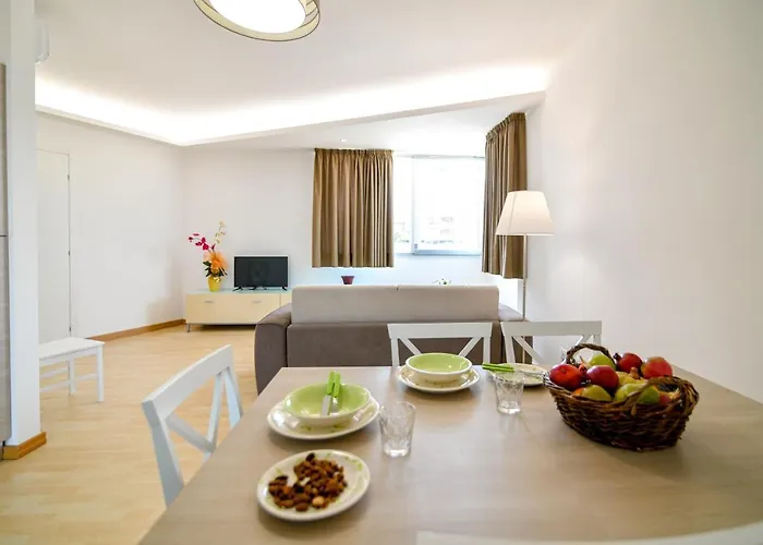 Laura Charme * アヴォラ