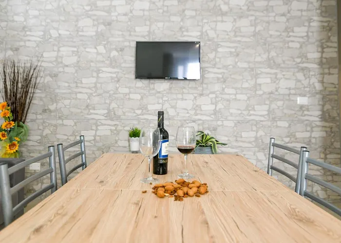 アパート Laura Charme アヴォラ