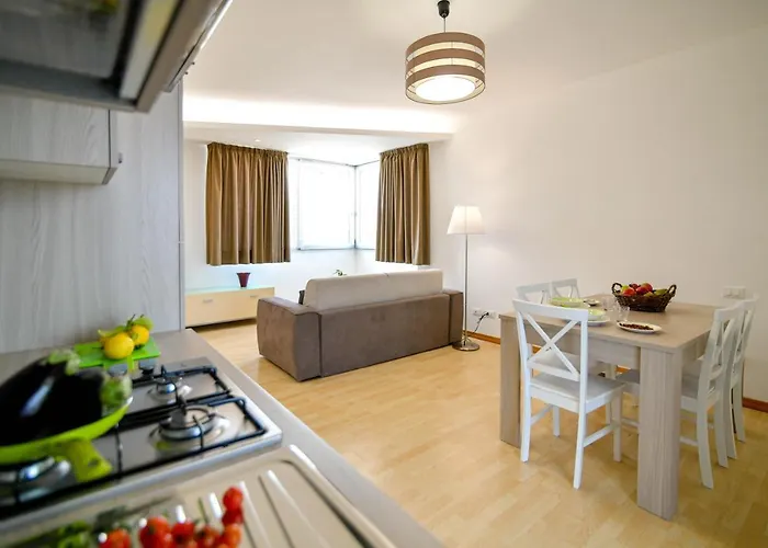 アパート Laura Charme アヴォラ