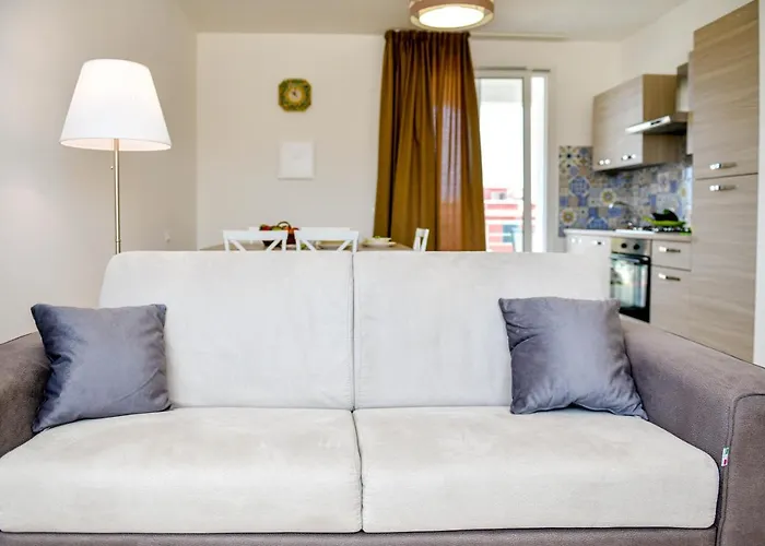 Laura Charme アパート アヴォラ