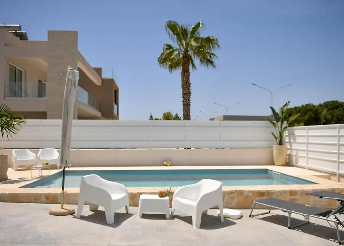 Laura Charme アヴォラ