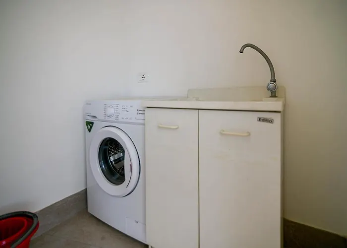 Laura Charme アパート アヴォラ