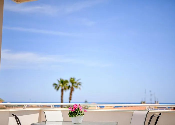 アパート Laura Charme アヴォラ