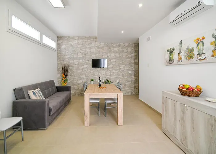 Laura Charme アヴォラ